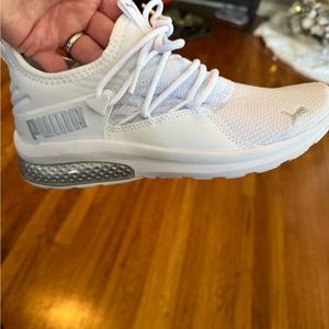 Puma| Women’s White Sneakers| size 6